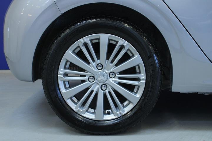 Sølv Peugeot 208 fra 2019