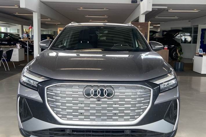 Grå Audi Q4 e-tron fra 2023