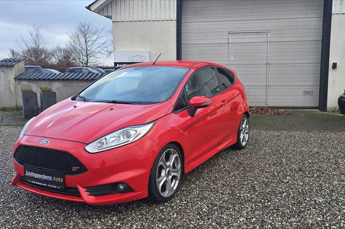 Rød Ford Fiesta fra 2013 set udefra