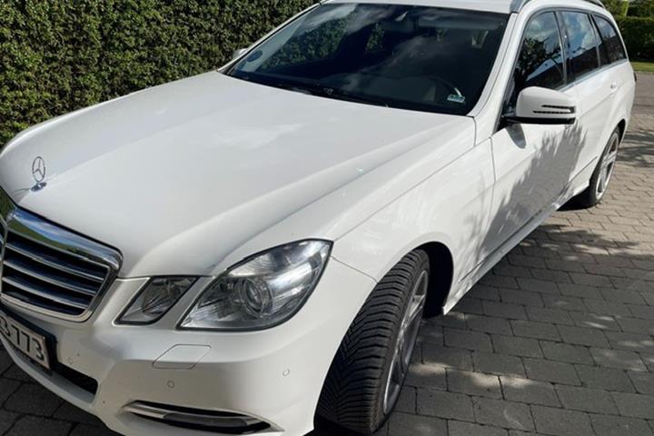 Hvid Mercedes E220 d fra 2012