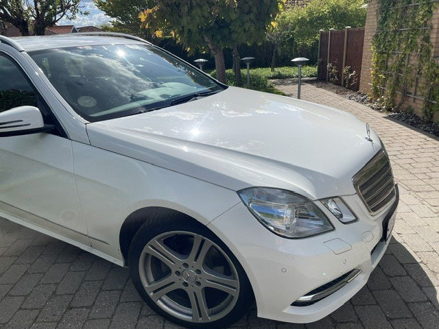 Hvid Mercedes E220 d fra 2012