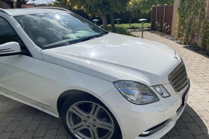Hvid Mercedes E220 d fra 2012