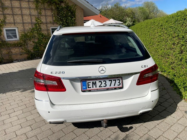 Hvid Mercedes E220 d fra 2012
