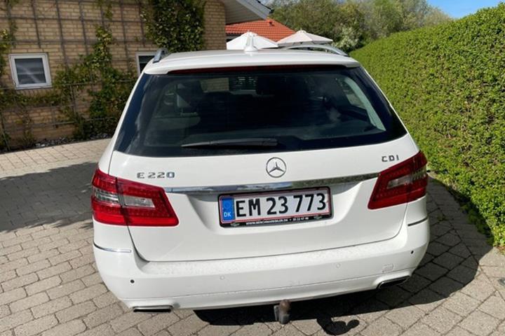Hvid Mercedes E220 d fra 2012