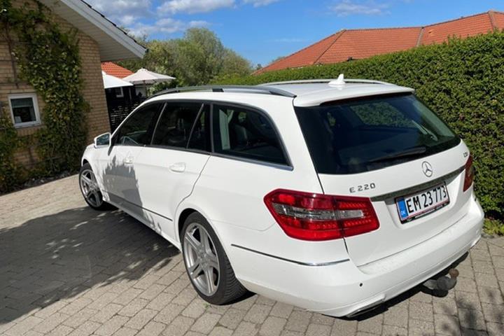 Hvid Mercedes E220 d fra 2012