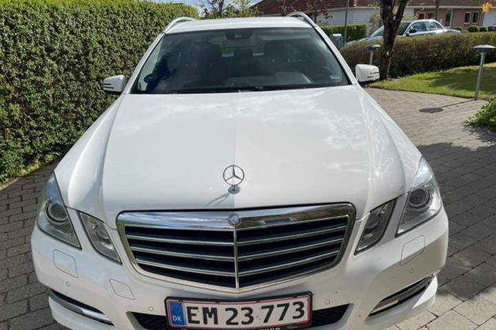 Hvid Mercedes E220 d fra 2012