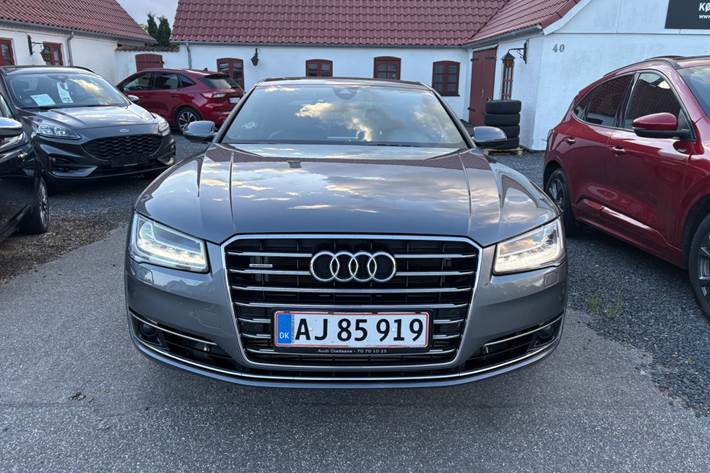 Grå Audi A8 fra 2014