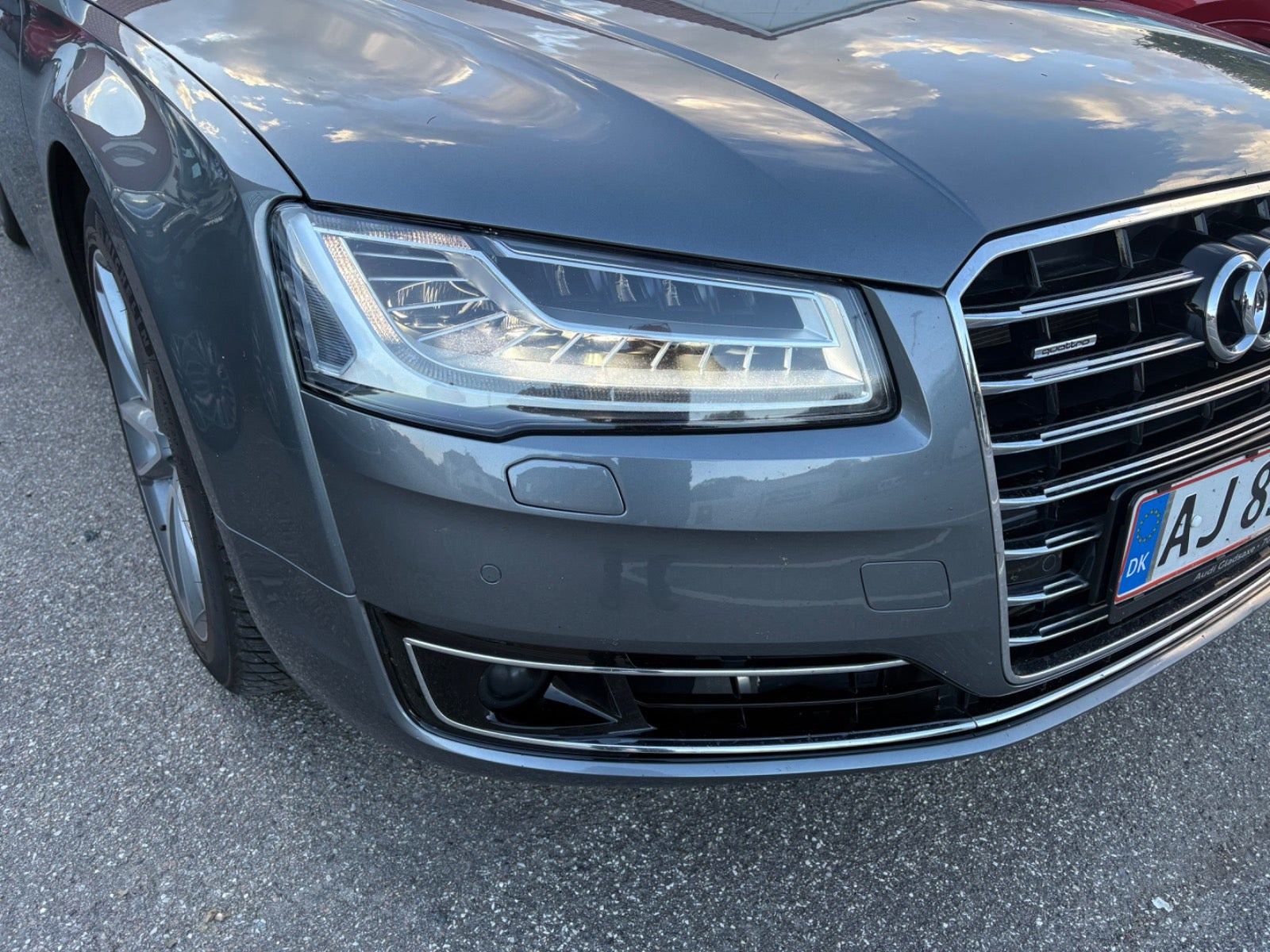 Grå Audi A8 fra 2014