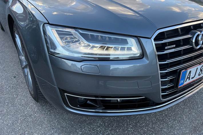 Grå Audi A8 fra 2014