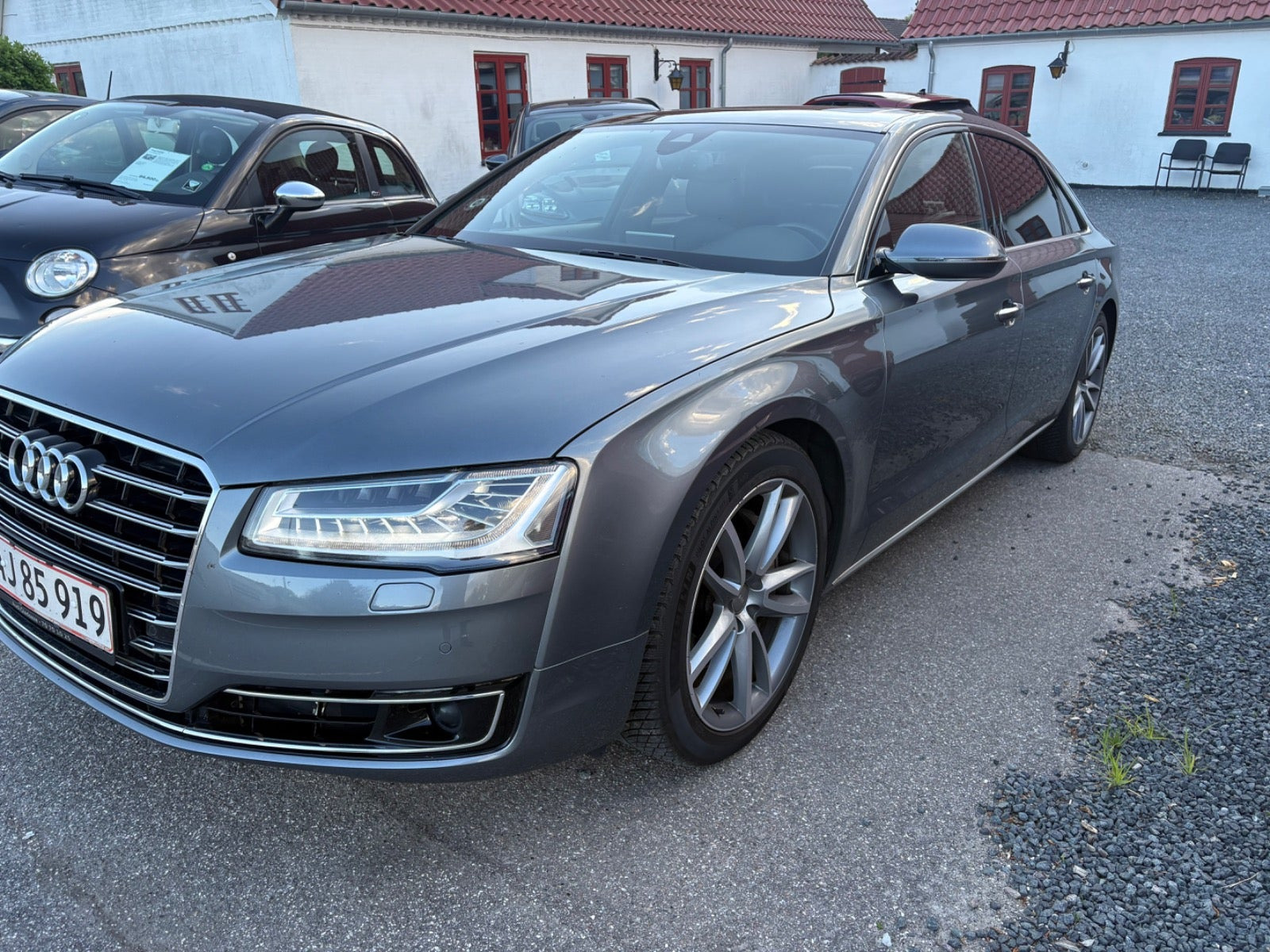 Grå Audi A8 fra 2014