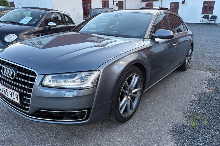 Grå Audi A8 fra 2014