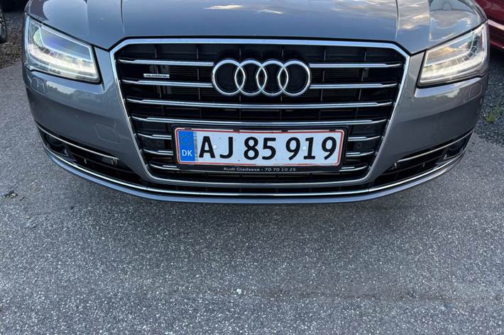 Grå Audi A8 fra 2014