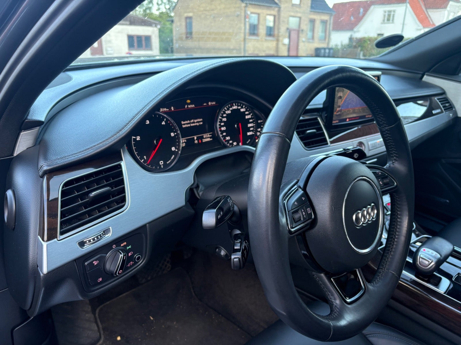 Grå Audi A8 fra 2014