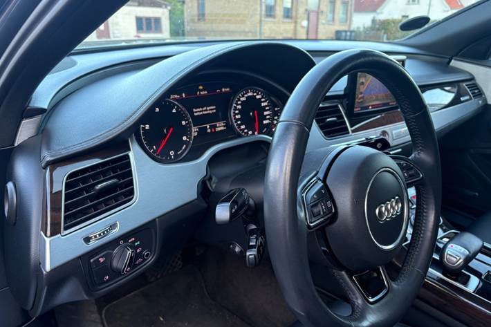 Grå Audi A8 fra 2014