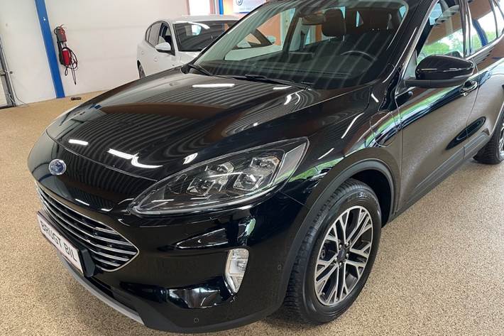 Sort Ford Kuga fra 2020 set udefra