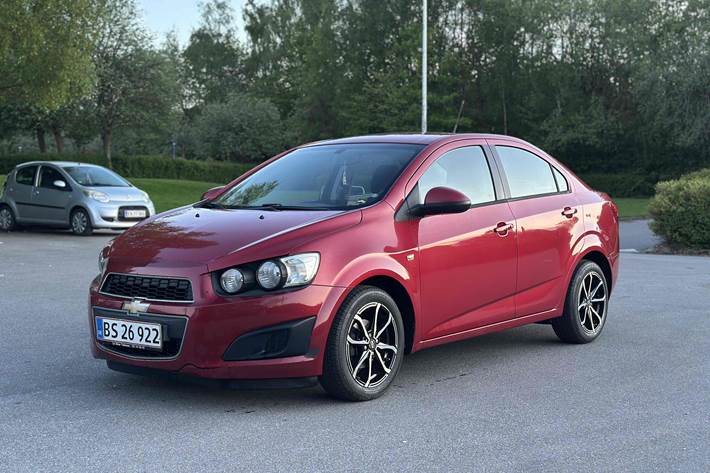 Rød Chevrolet Aveo fra 2014