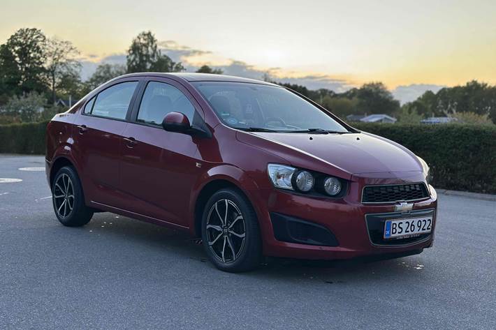 Rød Chevrolet Aveo fra 2014