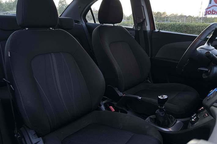 Rød Chevrolet Aveo fra 2014