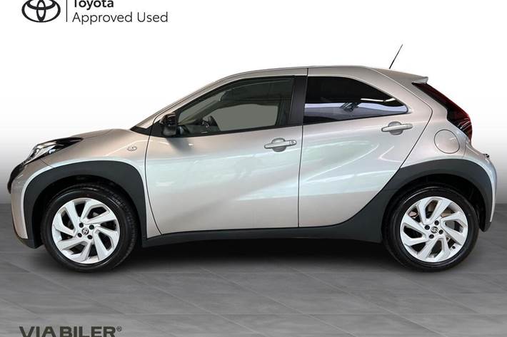 Sølv Toyota Aygo X fra 2023