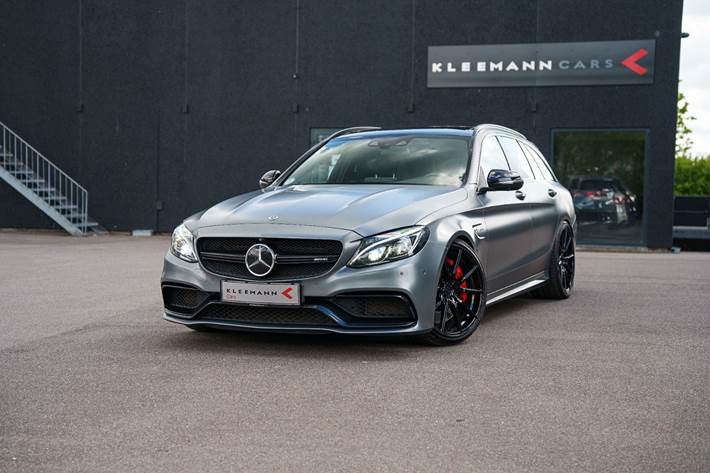 Grå Mercedes C63 fra 2017