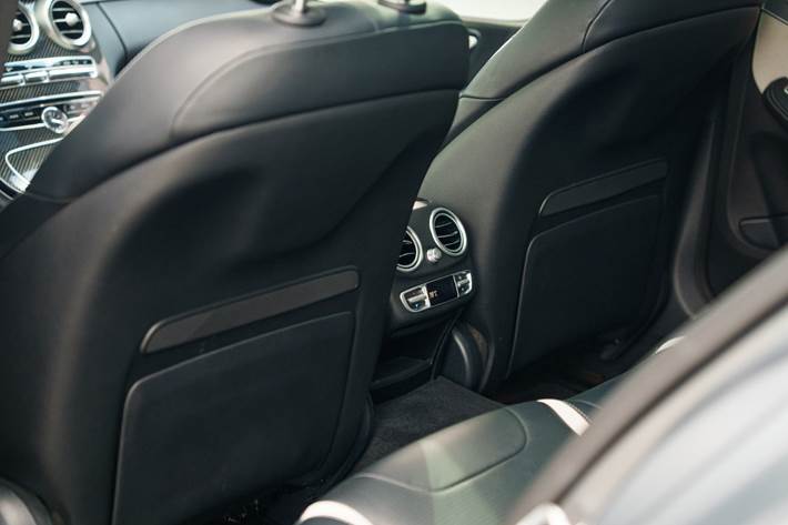 Grå Mercedes C63 fra 2017