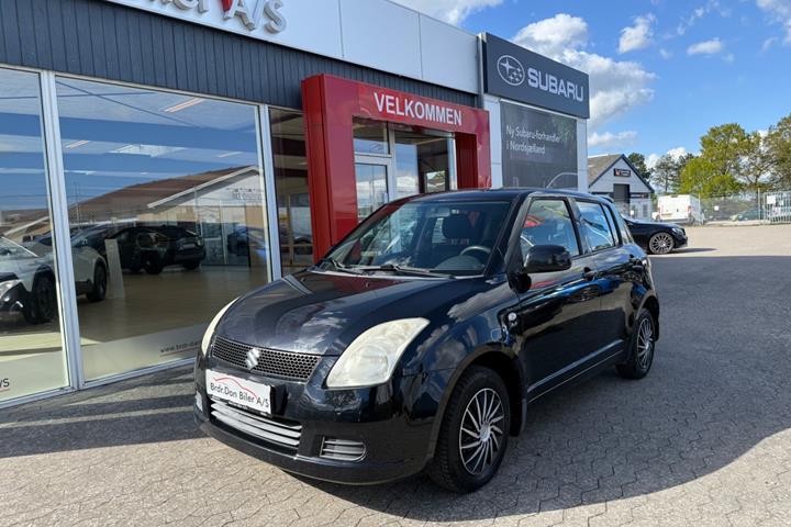 Sort Suzuki Swift fra 2006 set udefra
