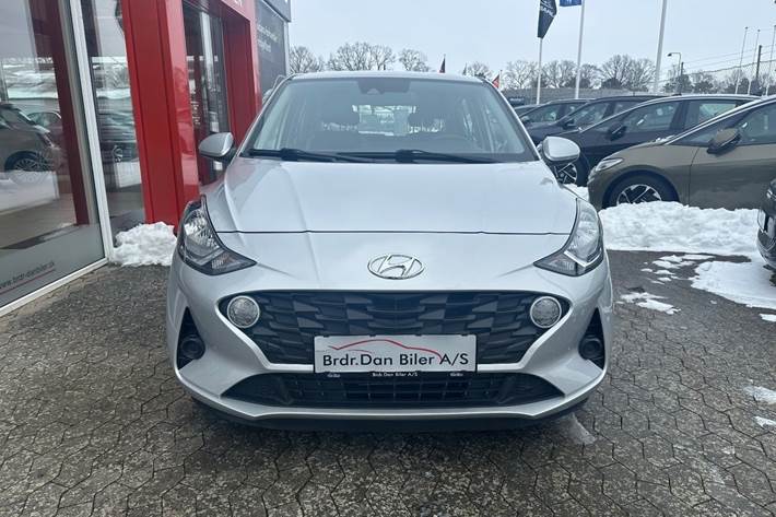 Sølv Hyundai i10 fra 2023