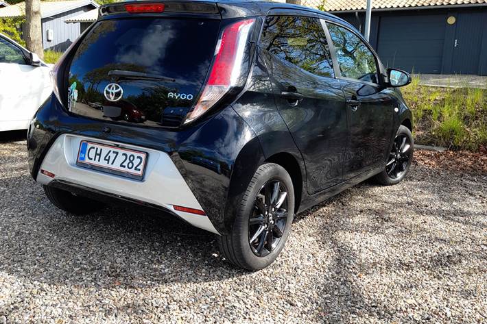 Sort Toyota Aygo fra 2016
