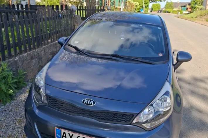 Blå Kia Rio fra 2015