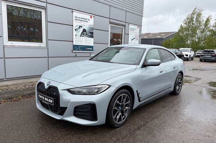 Grå BMW i4 fra 2023 set udefra