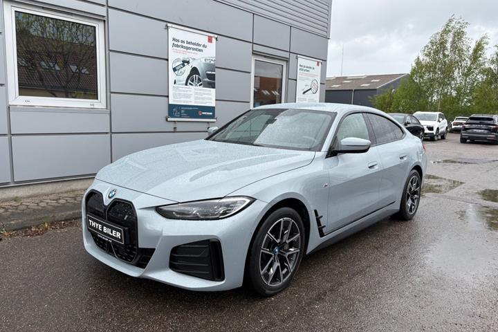 Grå BMW i4 fra 2023 set udefra