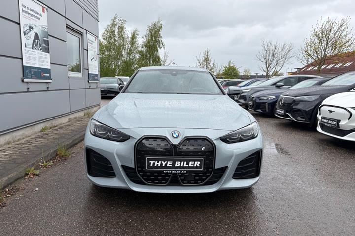 Grå BMW i4 fra 2023
