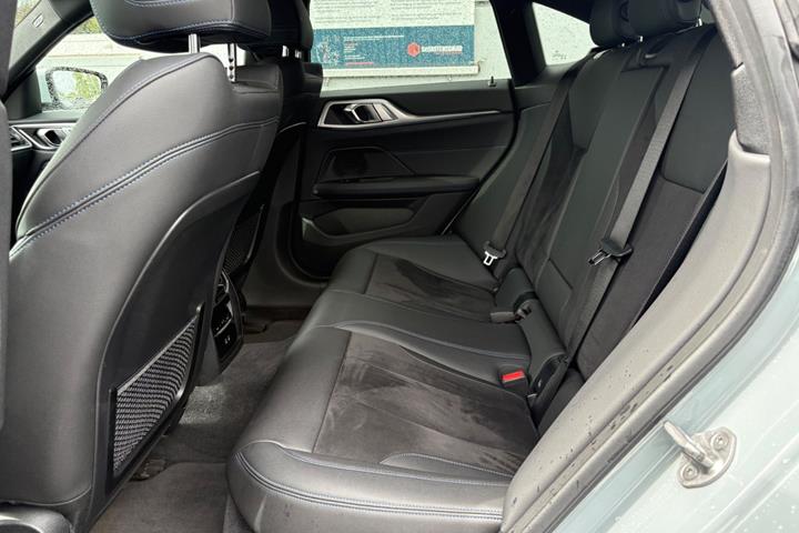 Grå BMW i4 fra 2023