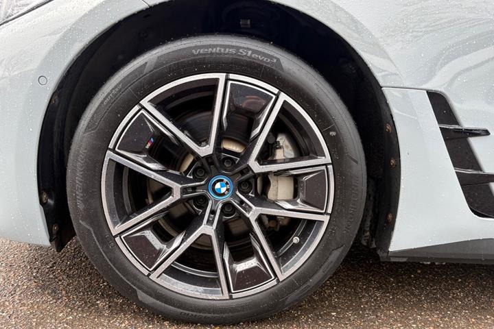 Grå BMW i4 fra 2023