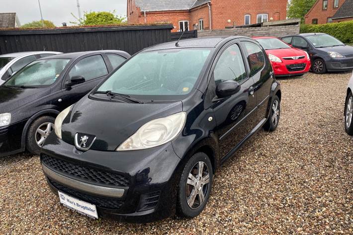 Gul Peugeot 107 fra 2010