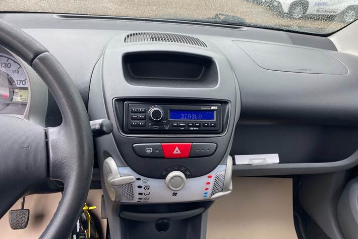 Gul Peugeot 107 fra 2010