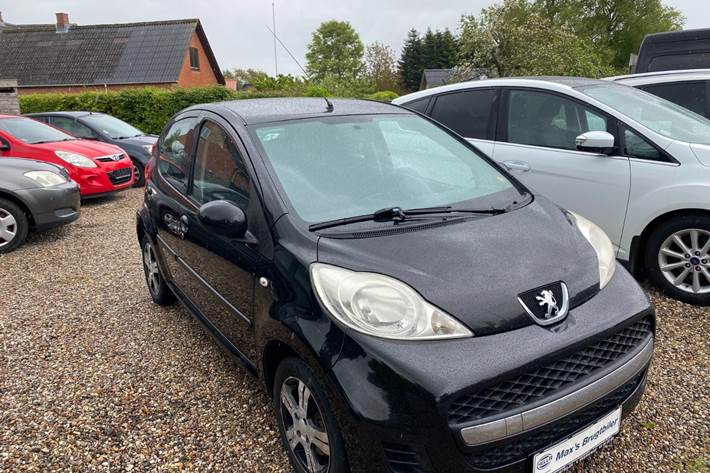 Gul Peugeot 107 fra 2010