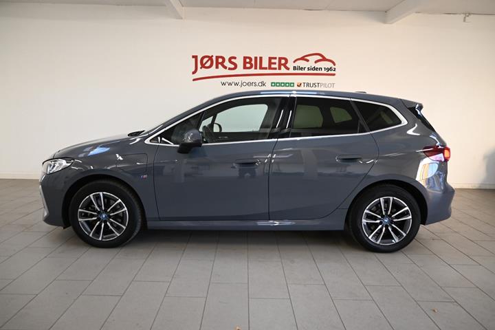 Grå BMW 225e fra 2023