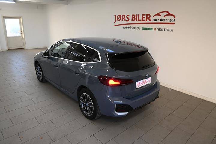 Grå BMW 225e fra 2023