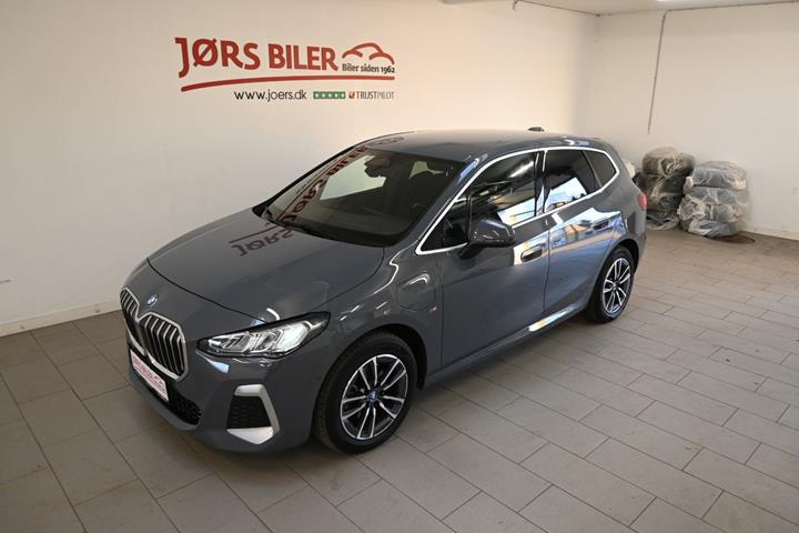 Grå BMW 225e fra 2023