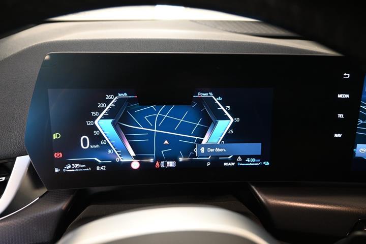 Grå BMW 225e fra 2023