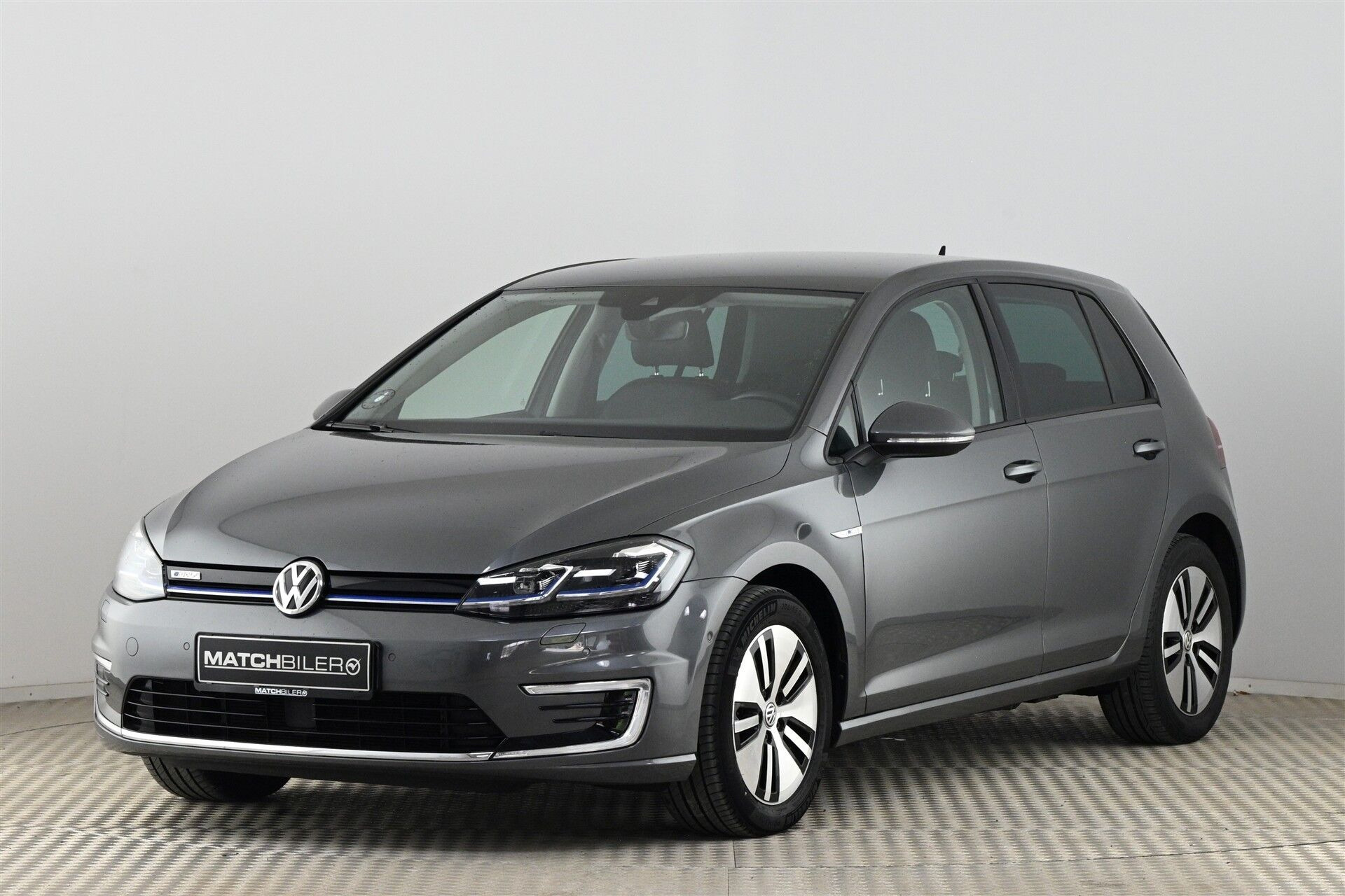 Grå VW Golf fra 2019