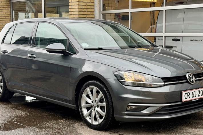 Grå VW Golf VII fra 2018