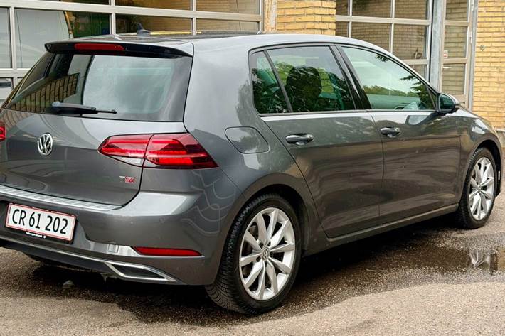 Grå VW Golf VII fra 2018
