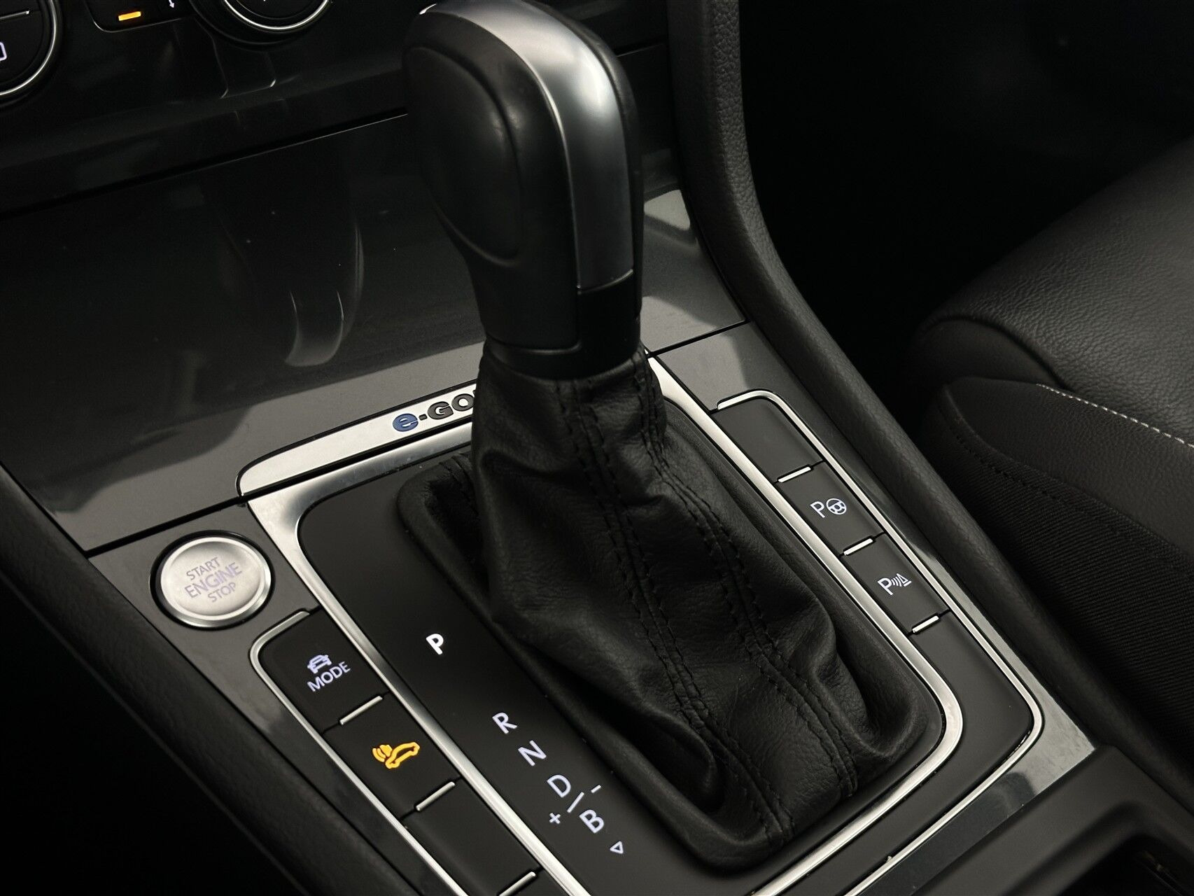 Grå VW Golf fra 2019