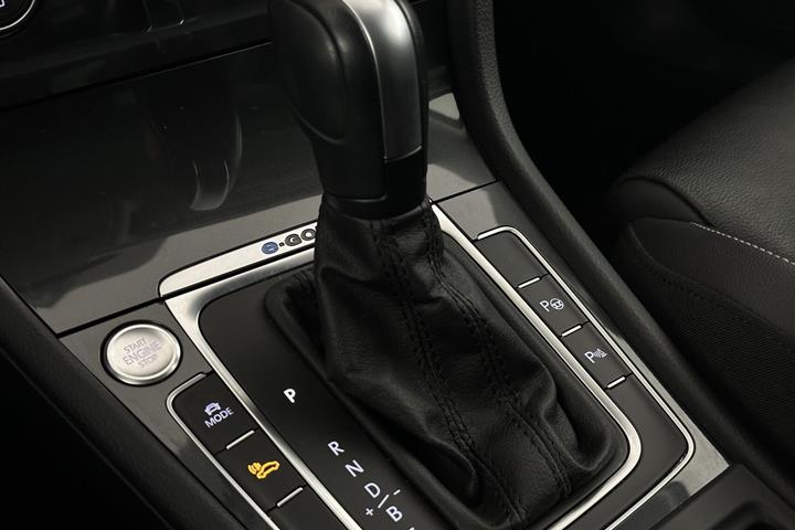 Grå VW Golf fra 2019