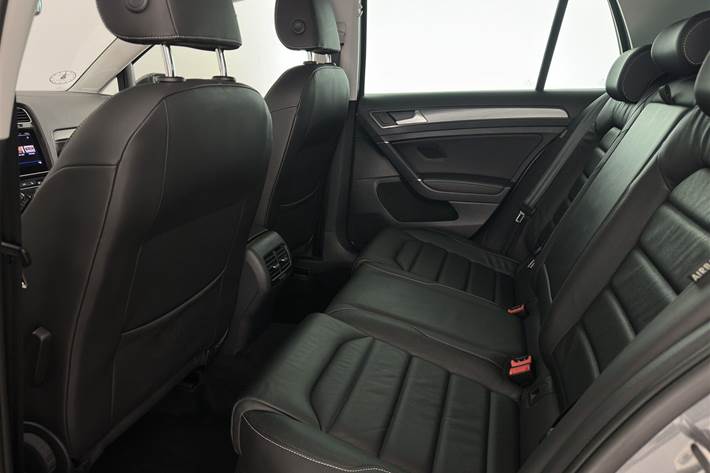 Grå VW Golf fra 2019