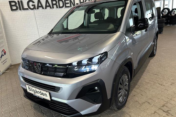 Grå Peugeot e-Rifter fra 2024 set udefra