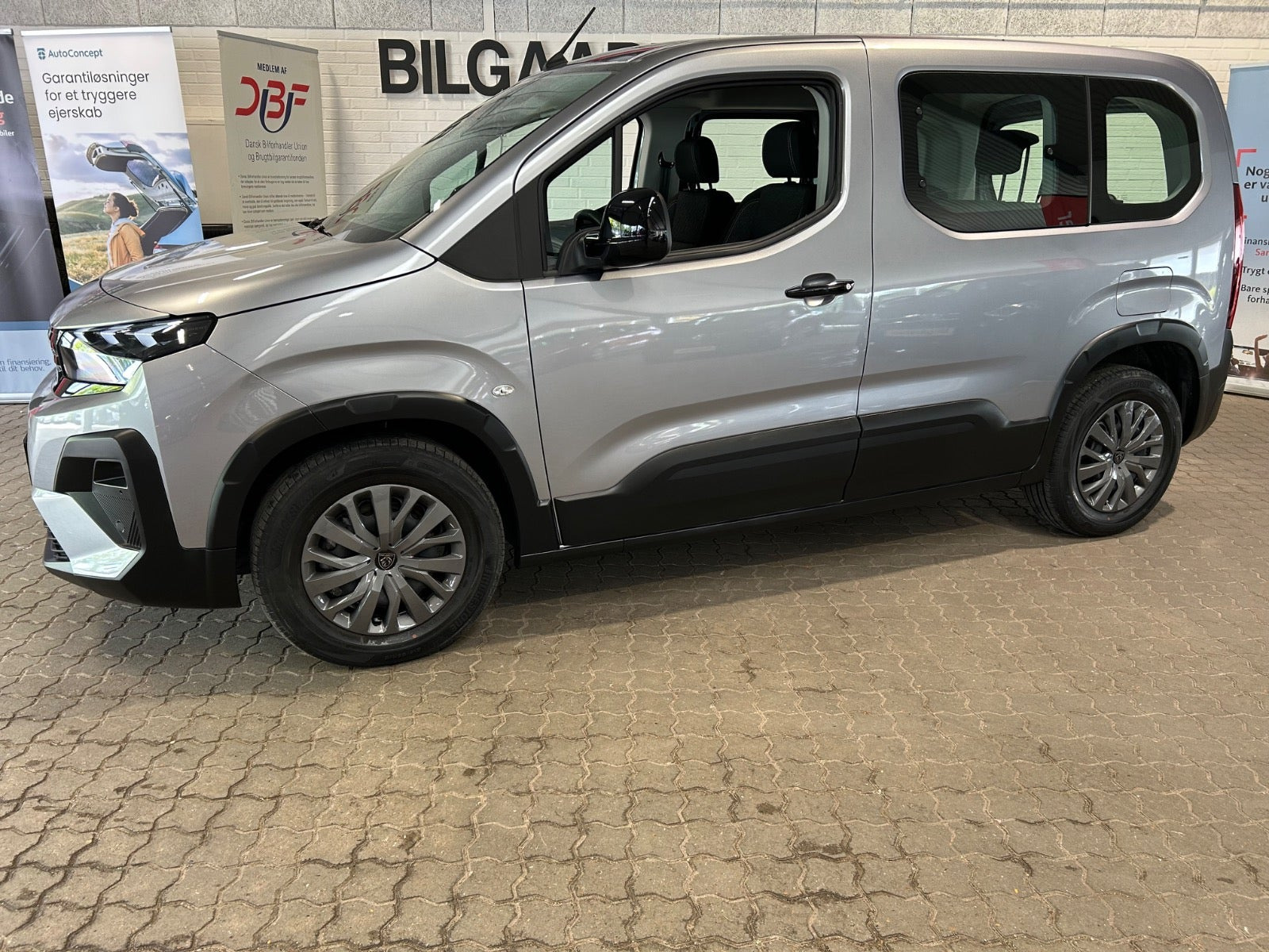 Grå Peugeot e-Rifter fra 2024