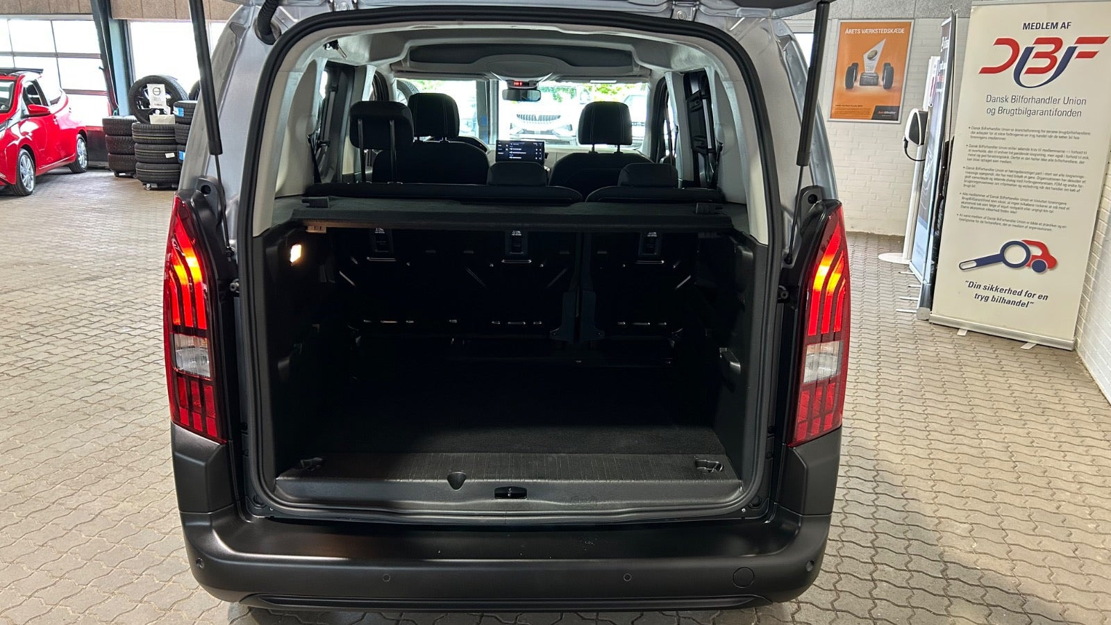Grå Peugeot e-Rifter fra 2024
